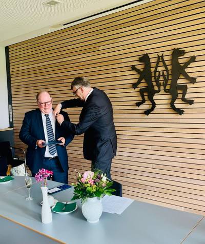 Henning Heiß übergibt Bundesverdienstkreuz