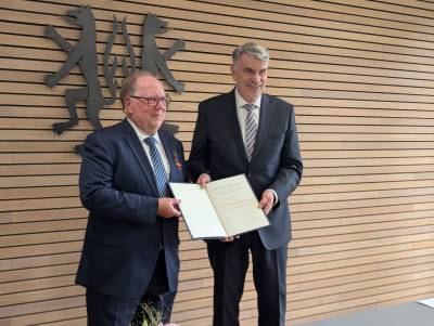 Übergabe der Urkunde durch Henning Heiß